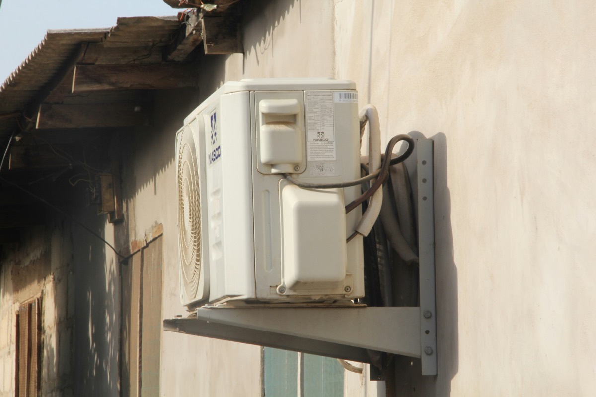 Technicien en service CVAC en intervention sur un système de climatisation